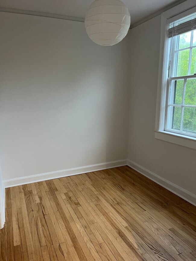 Building Photo - Quaint apartment in convenient location