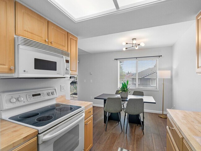 Building Photo - 1-bedroom, 1-bath condo in the heart of Murrayhill