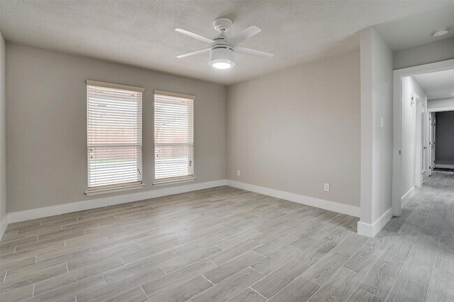 Building Photo - 3805 W Rochelle Rd