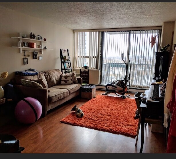 Primary Photo - 2740 N Pine Grove Ave
