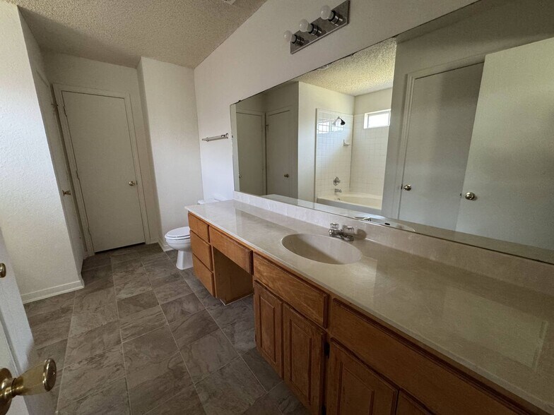Building Photo - 5817 Medina Dr