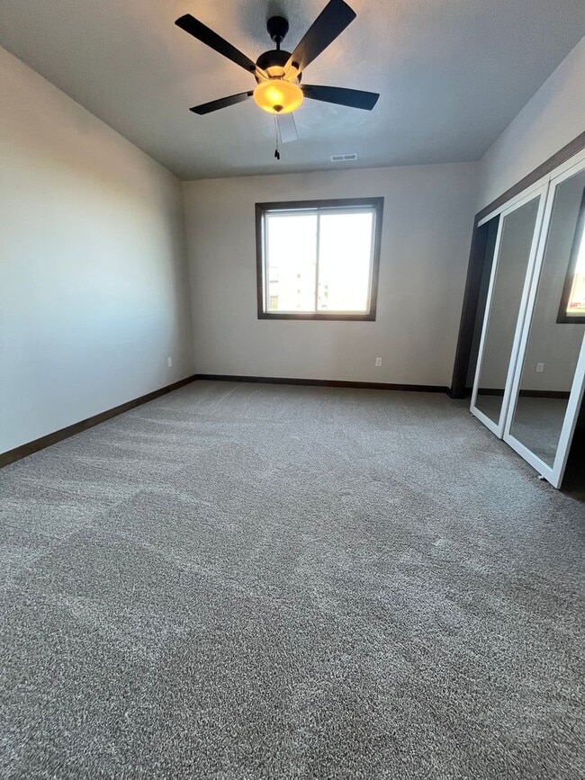 Building Photo - Newly Built 4 Bed/2.5 Bath Townhome in Aspen Ridge!