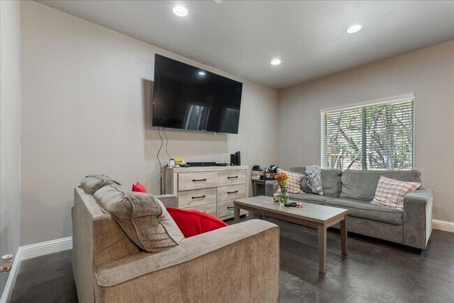 Building Photo - 5800 Clubhouse Dr