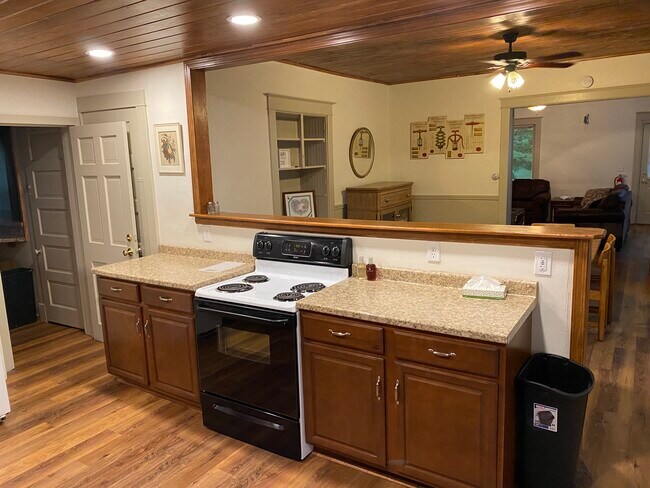 Building Photo - 33 Maple Ave