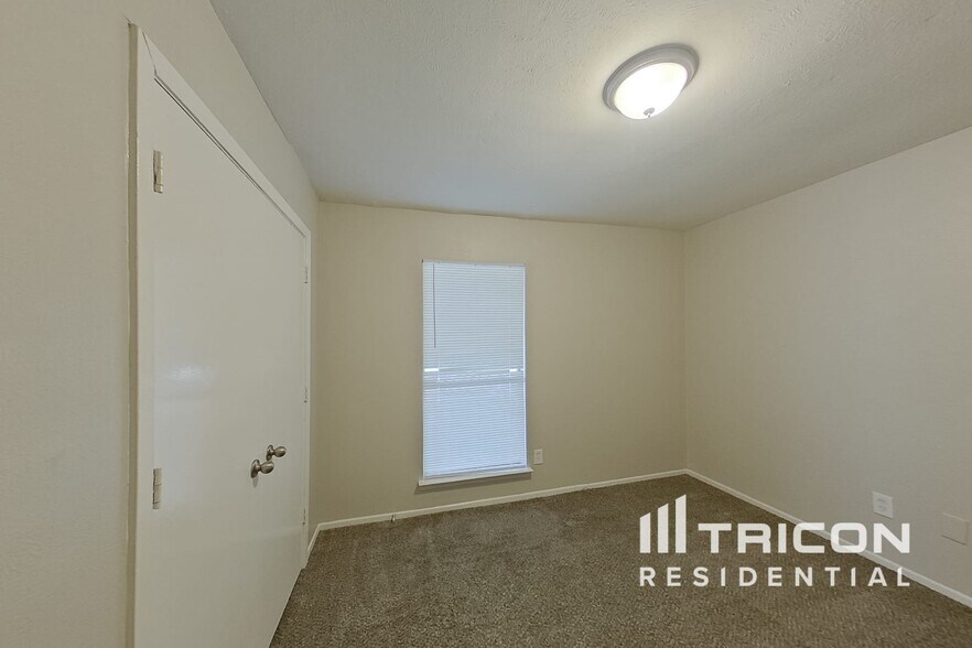 Building Photo - 2507 Arapaho Dr
