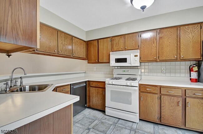 Building Photo - 122 Harvest Ln