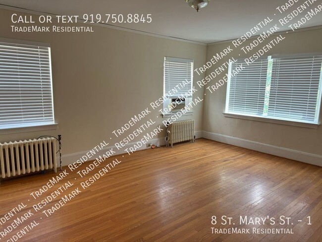 Building Photo - 1 Bedroom 1 Bath Apartment at Corner of St...