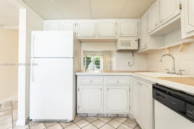 Building Photo - 7877 Golf Cir Dr