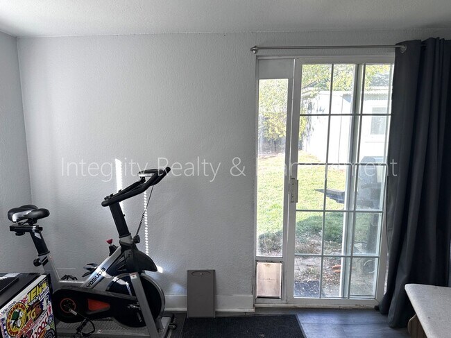 Building Photo - 901 S Alcott St