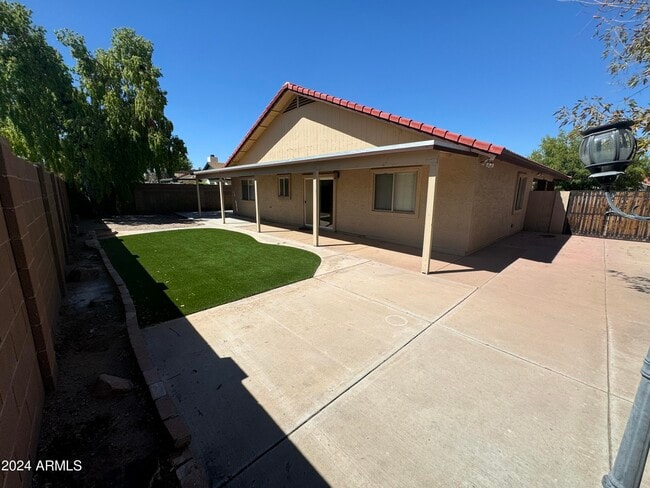 Building Photo - 491 E San Pedro Ave