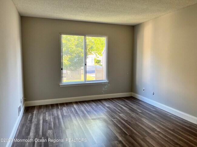Building Photo - 47 Greenwood Dr
