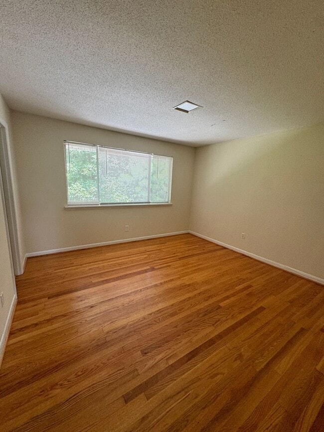Building Photo - 2BR/2.5BA condo in Champion Court near Cen...