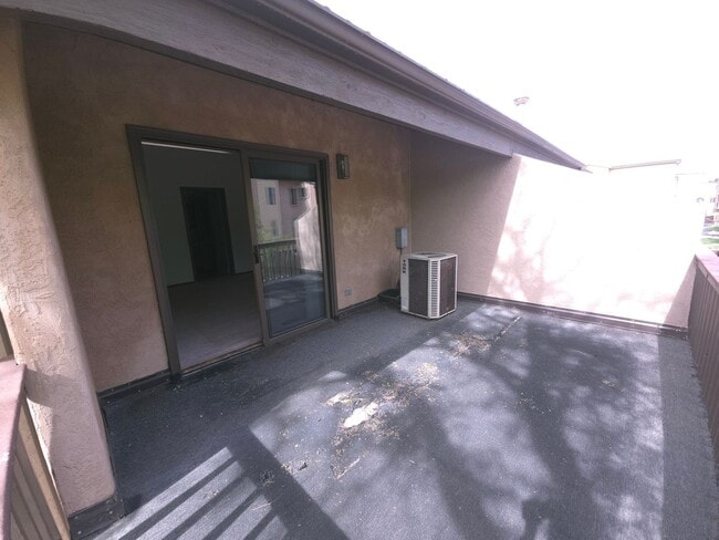 Building Photo - Secured Building with covered parking!