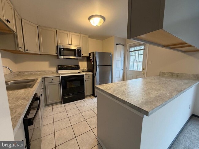 Building Photo - 327 James St