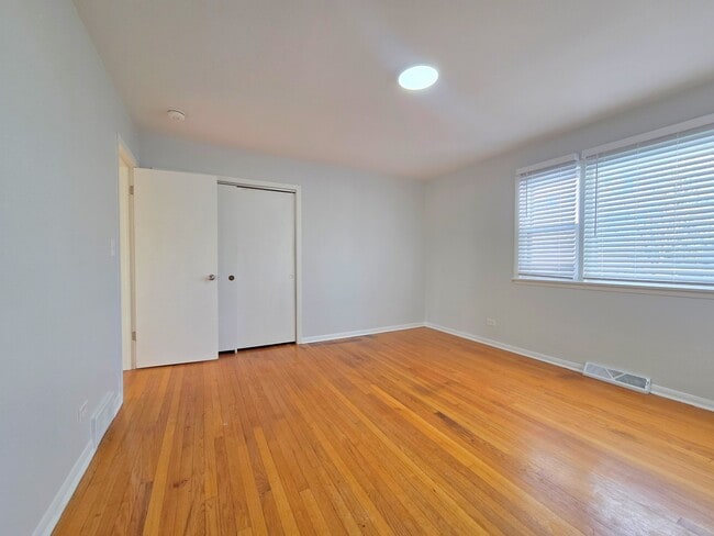 Building Photo - 29 E Lake Shore Dr