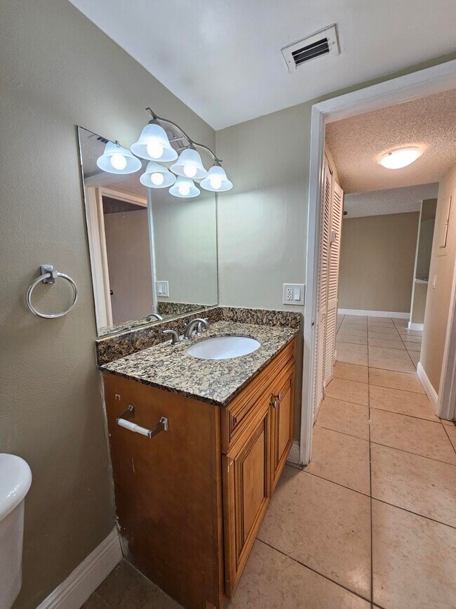 Building Photo - 1523 Lake Crystal Dr