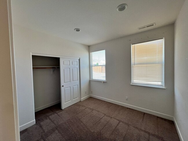 Building Photo - Large 4-bedroom home in Green Valley Estat...
