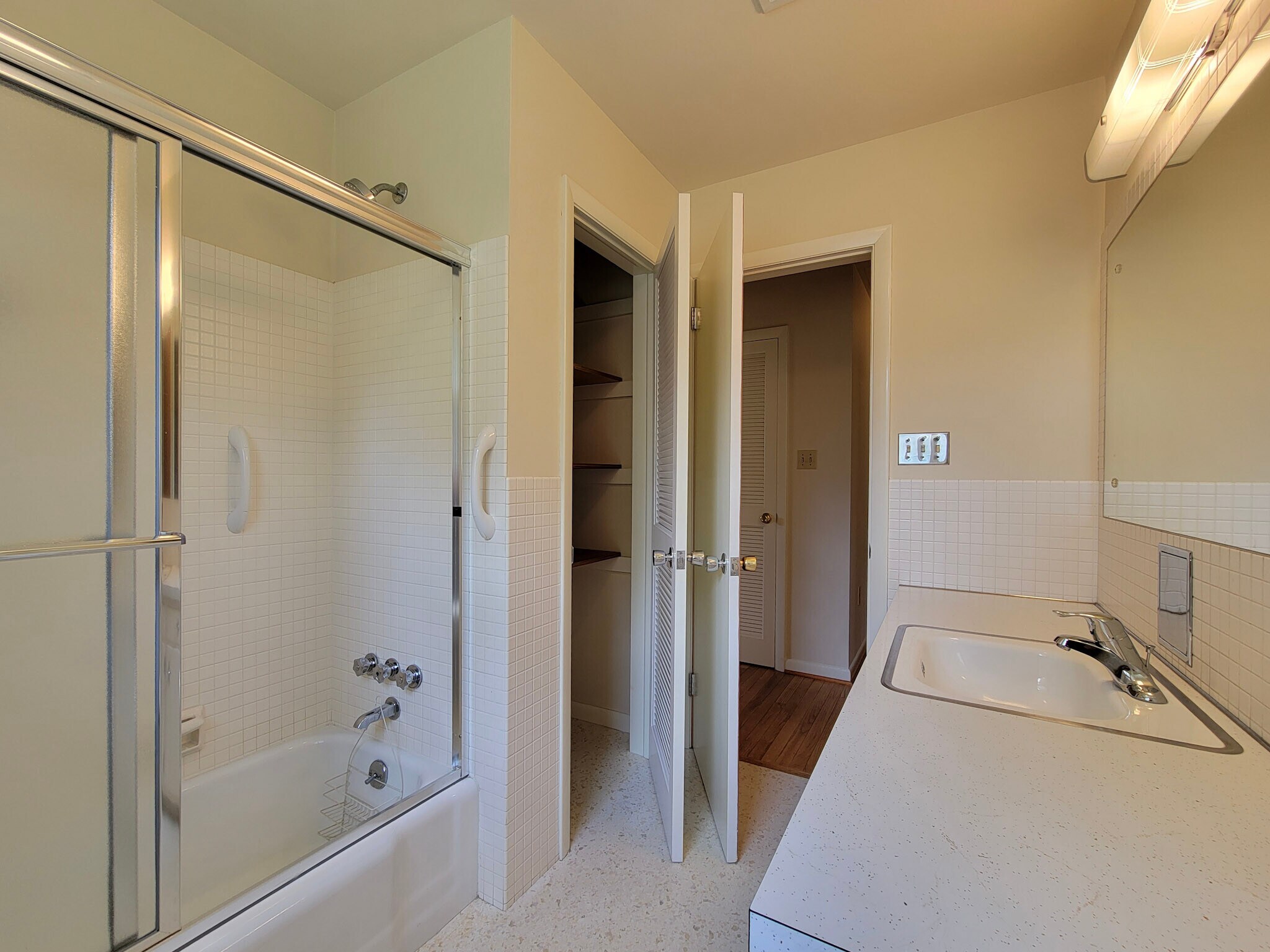 Building Photo - 609 W Orange St