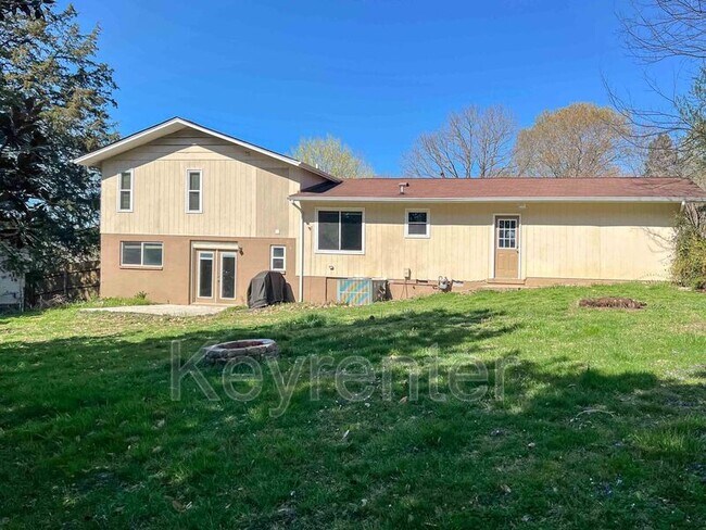 Building Photo - 12204 W Kingsgate Rd