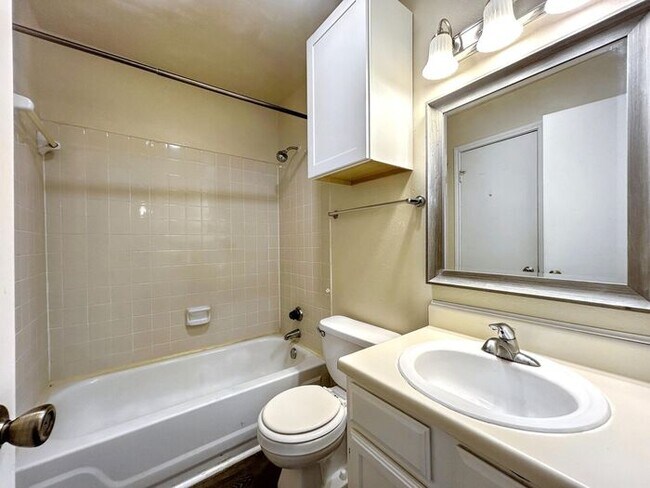 Building Photo - Charming 2-Bedroom Condo with Modern Ameni...