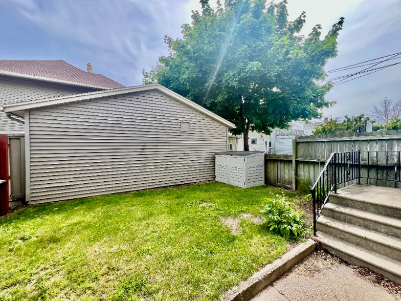 Building Photo - 716 N 9th St