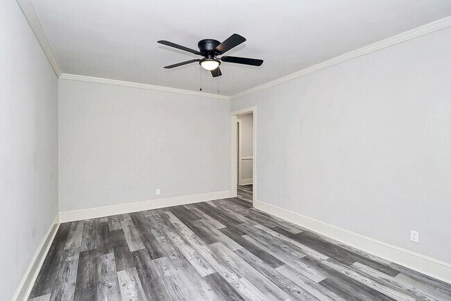 Building Photo - Charming 2BD/1BA Duplex Off West Blvd