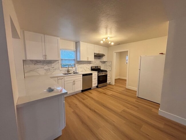 Building Photo - Beautiful newly renovated home