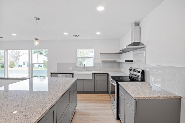 Building Photo - 905 N Lincoln St