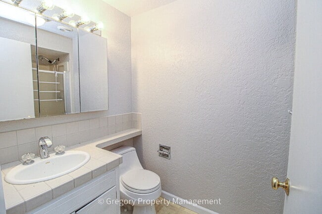 Building Photo - Charming, Well Maintained 4 Bedroom, 2.5 Bathroom Bothell Area Home in Northshore S.D. Spacious F...