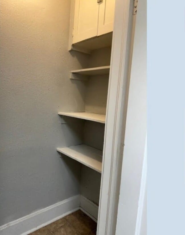 Building Photo - 918 E Locust St