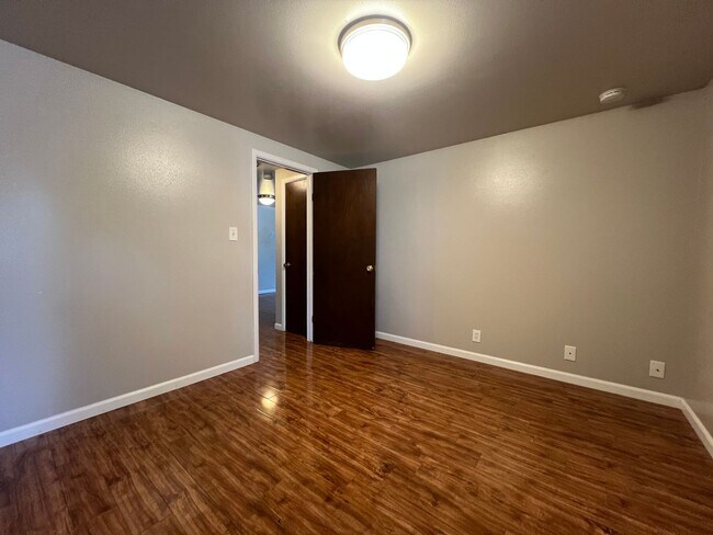 Building Photo - Robertson1001 (KC-JF-NB)