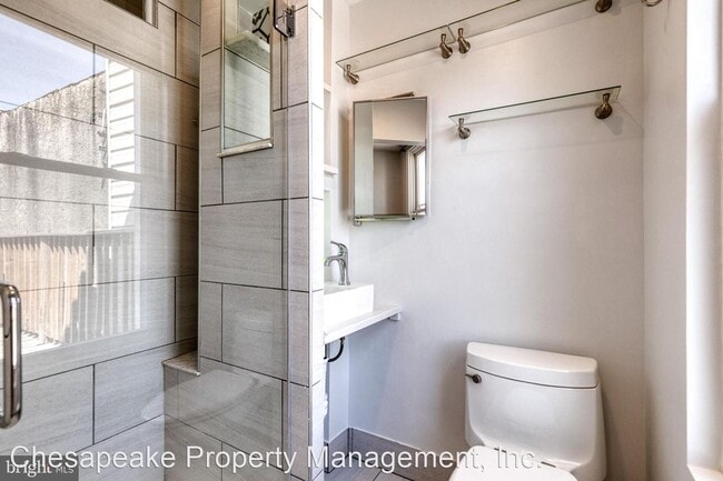 Building Photo - 2 br, 2.5 bath House - 860 W. 33rd Street