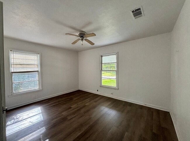 Building Photo - 612 Winding Way St