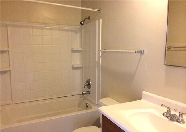 Building Photo - 2 bedroom/1.5 bathroom- The Midlands