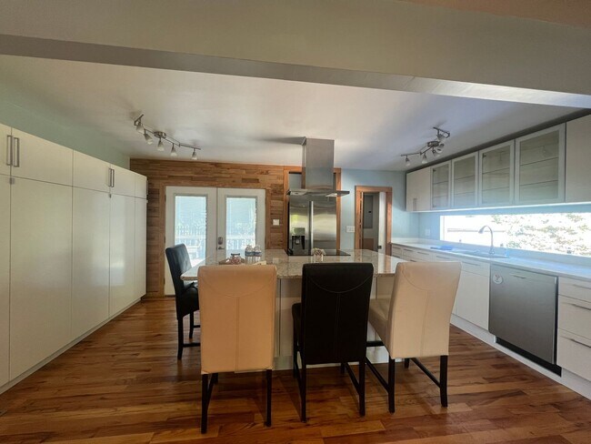 Building Photo - Fabulous 4 Bedroom 3 Bathroom Home with Pr...
