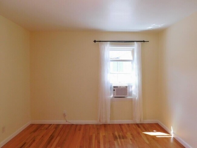 Building Photo - 3Bd/1Ba Two Story House w/ Basement - Avai...