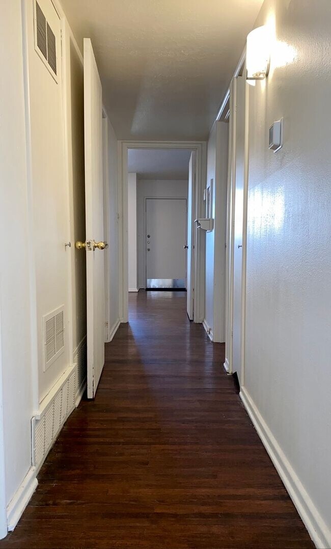Building Photo - Arlington Heights Cottage