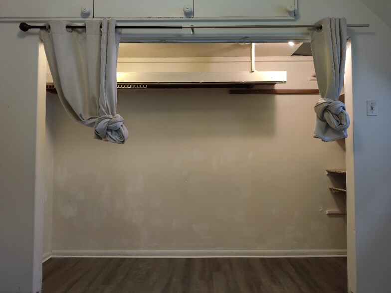 Building Photo - 4409 5th Ave NE