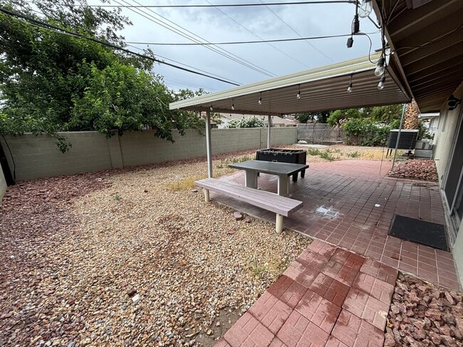 Building Photo - Beautiful single story 3BR/2BA home locate...