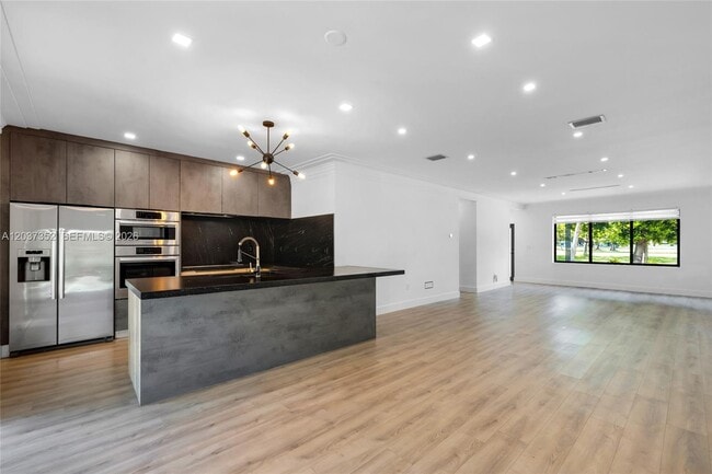 Building Photo - 365 Fairway Dr