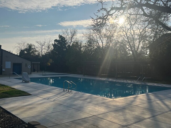 Building Photo - Spacious 4bed 2bath home available now!