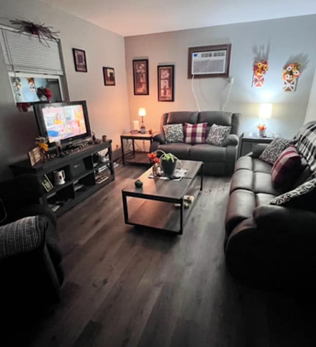 Building Photo - 1 bedroom duplex $650 rent, $400 deposit