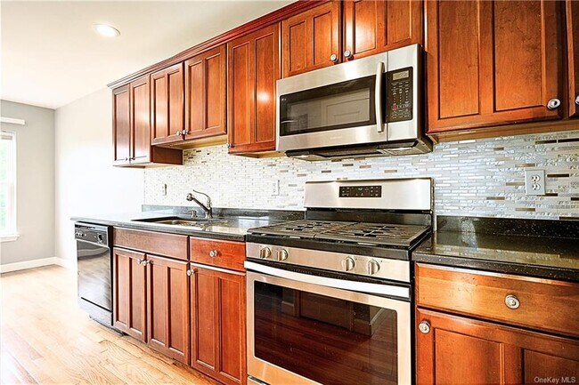 Building Photo - 2402 Rockledge Ct