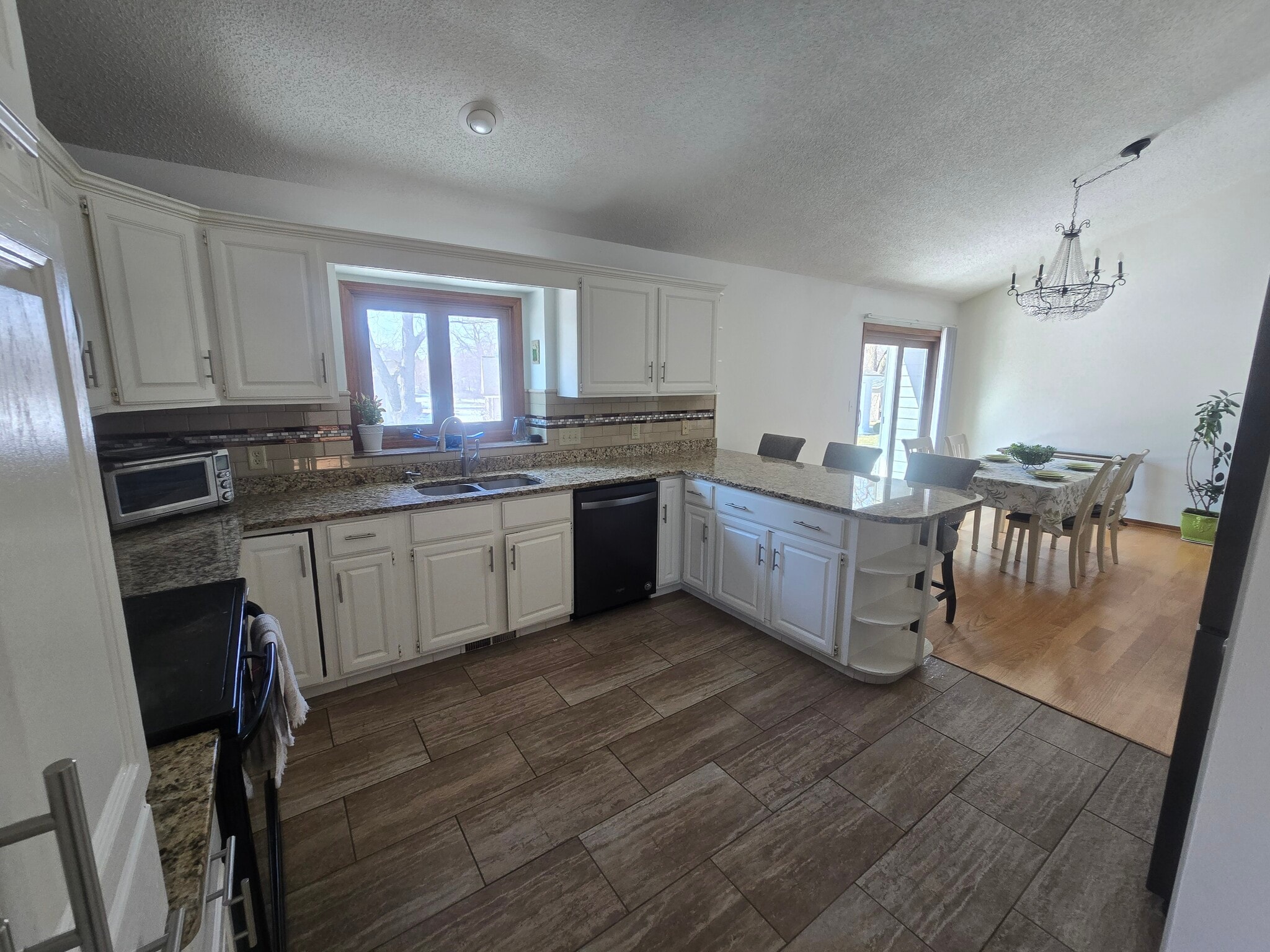 Building Photo - 8145 S White Oak Dr