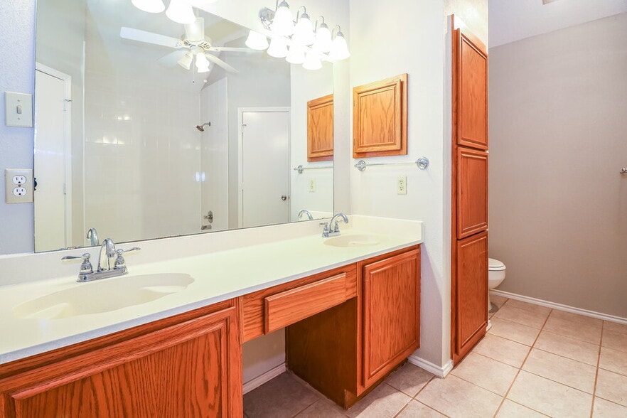 Building Photo - 641 Ozark Ave