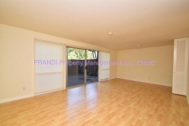 Building Photo - 116 Surrey Ln