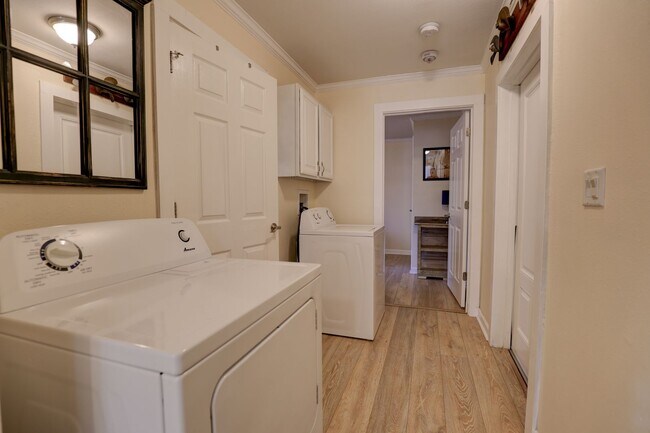 Building Photo - PRICE REDUCTION! SCHEDULE A TOUR TODAY!