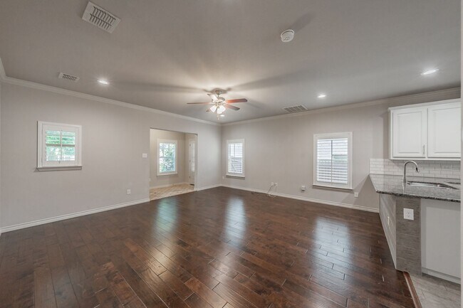 Building Photo - Charming 3-Bedroom, 2-Bathroom Townhome – ...