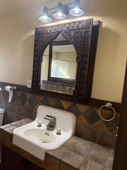 Building Photo - 703 Country Club Dr