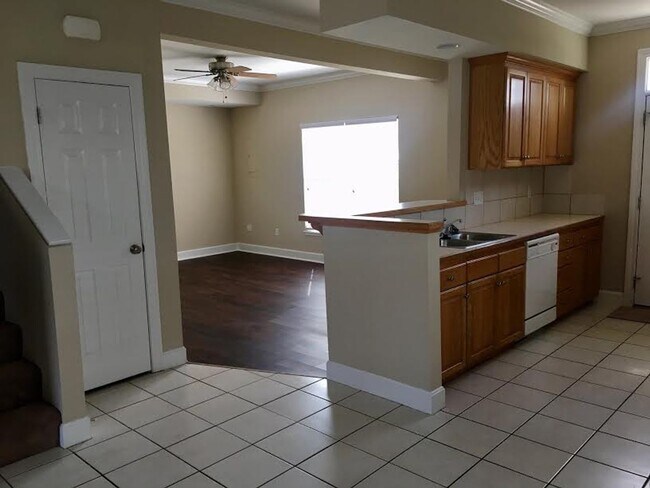 Building Photo - Gorgeous 4 bed 3.5 bath at Lake Pointe Villas!